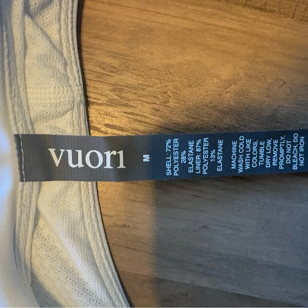 NWT Vuori Daily Crop Medium - Picture 5 of 6